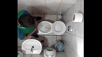 Caminhoneiro mijando na empresa 10