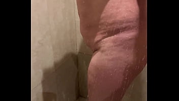 Mi tí_a se bañ_a para mi