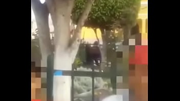 Perra callejera ofrece su ano sucio y caliente a 2 ancianos sidosos con los penes podridos y las bolas hinchadas de semen