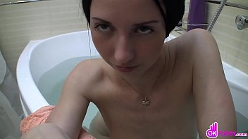 Gorgeous Babe Has Sexy Fun in theBath