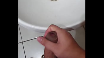 Gozando no banheiro do restaurante...