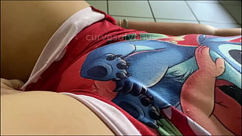 Peguei minha meia-irmã sozinha no sofá e ela me deixou tocar sua buceta virgem