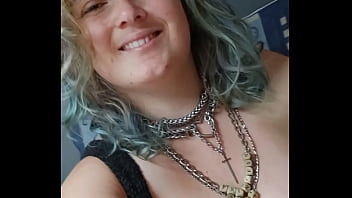 Je vais ouvrir un colis un peu spécial en live, tu viens me voir ?