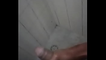 Lavando o pau bem gostoso