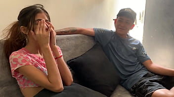 estoy sola en mi apto cogemos toda la tarde cuando se van nuestros padres que rico esta el co&ntilde;o de mi hermanastra