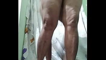 Rotkleid-Strip: Freie Haut Lust!