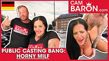ぽっちゃりポルノスターアシュリーカムスターは彼女の太った猫を若いディックに叩きつけます! CamBaron.com