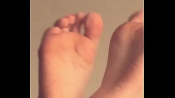 Sexy Latina Toes Rubbing Together...