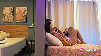 Se deja seducir de 2 enormes vergas con su novio al lado