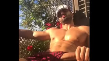 Dotadão tomando sol pela manhã