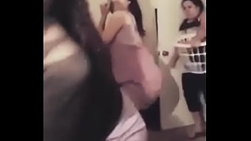 Primas gostozas apanhando por rebolarem ao som do &Ccedil_idorfi