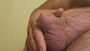 Video WOW! Poor guy tries to play with tiny amputated dick stump!