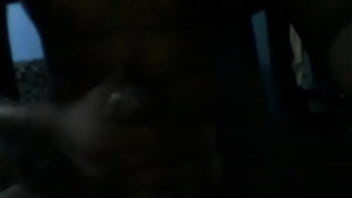 Il Se Masturbe Devant Une Videos...