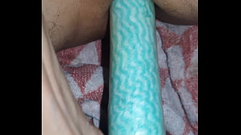 Solo masturbei com um dildo...