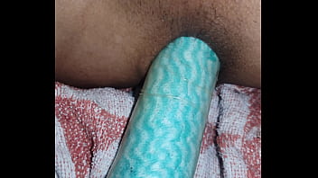 solo masturbei com um dildo