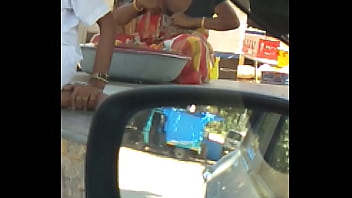 【インド盗撮動画】おっぱいの位置を直す女性