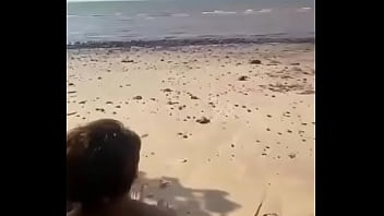 Cogida en la playa que rico...