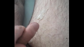 Petite Branlette Avant Le Bain...