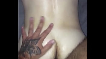 Barbudo tatuado comendo branquinho
