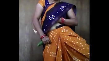 Clip Indian lady is using cucumber inside her vagina pussy