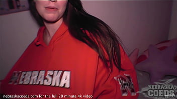 Nackte Studentin zeigt pralle Titten!