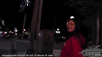 Exhibitionistische Studentin zeigt sich schamlos im Freien