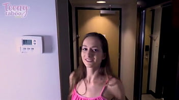 Kleine brunette in een hotelkamer - Verliefd & Nieuwsgierig