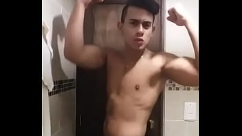 Safadinho exibindo o corpo na academia