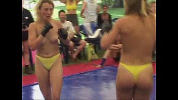 Video Topless women fight