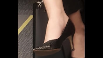 Candid Shoeplay Of Atractive Blonde In Pumps On Train Face Shot...
