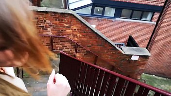 Öffentliche Treppe: Haarige Lust willig gezeigt