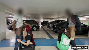 Duas companheiras de quarto latinas grandes fodidas por dois negros em um estacionamento público !!!