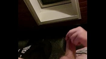 Dicker Schwarz vor der Kamera