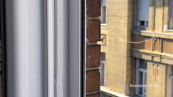 Balkon-Blondine: Kurven-Show in der Stadt!