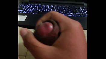 Masturbá_ndome con un ví_deo rico