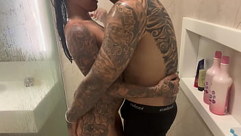 Clip sex Surprise in the shower ends in Creampie - completo em sheer