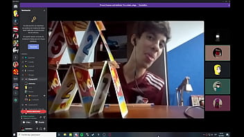 hot muestra sus dotes con la lengua