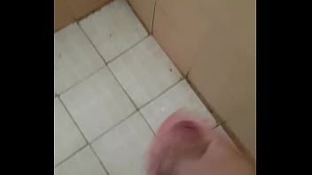 Joven se toca en el baño, (Y se viene mucha leche)