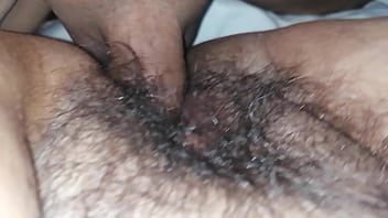 Penetrando panocha peluda