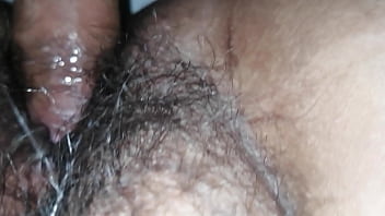 Penetrando panocha peluda