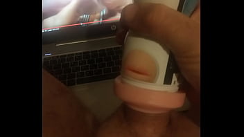 Je me branle devant un porno avec mon masturbateur