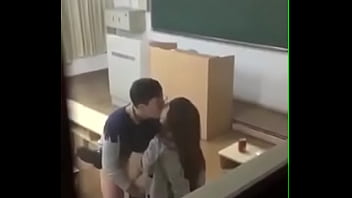 教室里老师被学生干了 Porn Video