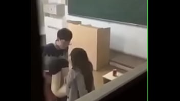 教室里老师被学生干了 Porn Video