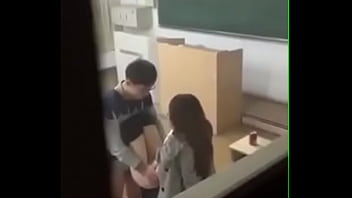 教室里老师被学生干了 Porn Video