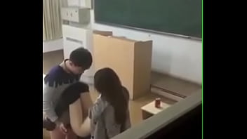 教室里老师被学生干了 Porn Video