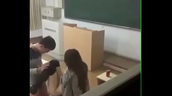 教室里老师被学生干了 Porn Video