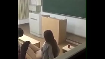 教室里老师被学生干了 Porn Video