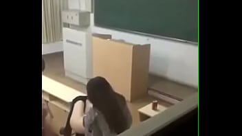 教室里老师被学生干了 Porn Video
