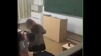 教室里老师被学生干了 Porn Video