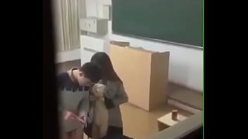 教室里老师被学生干了 Porn Video